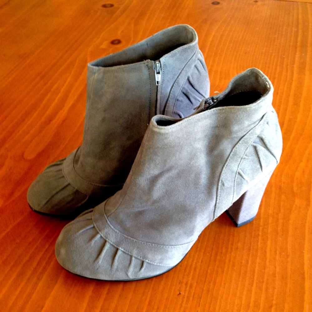 Natural Comfort grey suede booties